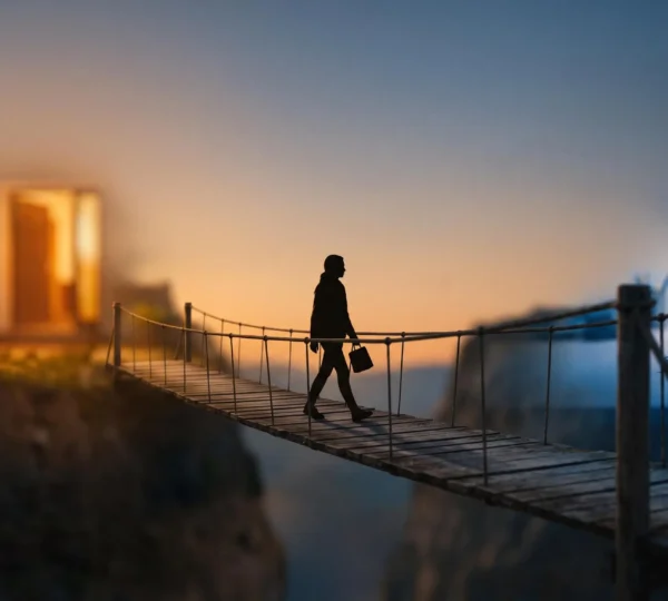 Silhouette d'une personne en équilibre sur une passerelle symbolisant l'équilibre entre montée en compétences, travail et vie personnelle
