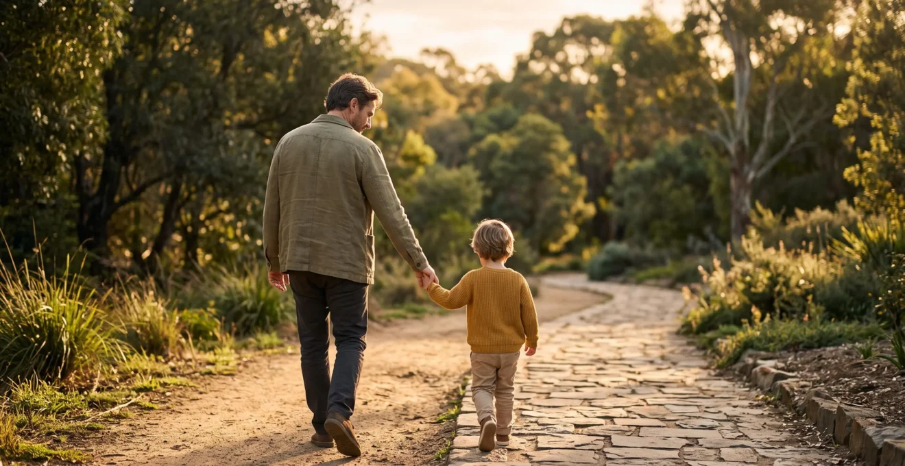 Un parent et un enfant marchant main dans la main sur un chemin qui symbolise le parcours scolaire, de la terre battue vers la pierre pavée